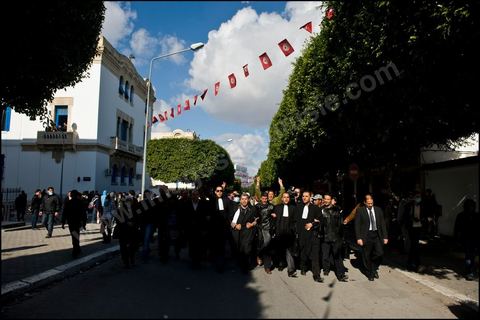 26 janvierÊsur la place de la Kasbah la Caravane de la libration maintient sa prsence. L'installation des habitants du sud ouest devant les portes du gouvernement est de plus ne plus soutenue par les avocats qui les protgent des manipulations diverses, des mdecins qui les soignent et de la jeunesse qui dcouvrent la dmocratie. Elle affrontera aussi pour la premire fois ce matin les forces de police gaz lacrymo et coups de matraques. 