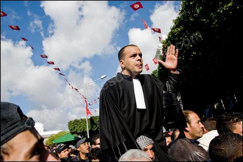26 janvierÊsur la place de la Kasbah la Caravane de la libration maintient sa prsence. L'installation des habitants du sud ouest devant les portes du gouvernement est de plus ne plus soutenue par les avocats qui les protgent des manipulations diverses, des mdecins qui les soignent et de la jeunesse qui dcouvrent la dmocratie. Elle affrontera aussi pour la premire fois ce matin les forces de police gaz lacrymo et coups de matraques. 