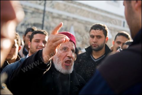 26 janvierÊsur la place de la Kasbah la Caravane de la libration maintient sa prsence. L'installation des habitants du sud ouest devant les portes du gouvernement est de plus ne plus soutenue par les avocats qui les protgent des manipulations diverses, des mdecins qui les soignent et de la jeunesse qui dcouvrent la dmocratie. Elle affrontera aussi pour la premire fois ce matin les forces de police gaz lacrymo et coups de matraques. 