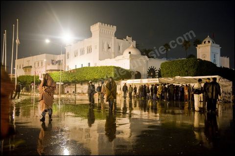 Les prostestants de la Caravane de la Libration  la place de la Kasbah  Tunis continuent leur sitin depuis cinq jours : ambiance nocturne avec les manifestants venus du sud ouestd e la Tunisie.