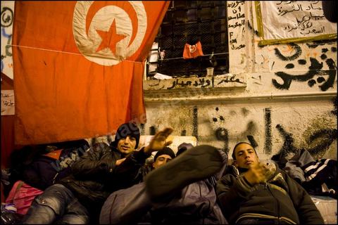 Les prostestants de la Caravane de la Libration  la place de la Kasbah  Tunis continuent leur sitin depuis cinq jours : ambiance nocturne avec les manifestants venus du sud ouestd e la Tunisie.
