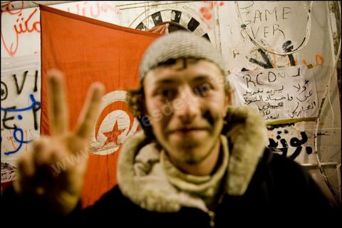 Les prostestants de la Caravane de la Libration  la place de la Kasbah  Tunis continuent leur sitin depuis cinq jours : ambiance nocturne avec les manifestants venus du sud ouestd e la Tunisie.