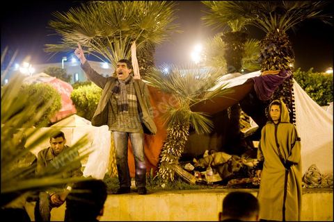 Les prostestants de la Caravane de la Libration  la place de la Kasbah  Tunis continuent leur sitin depuis cinq jours : ambiance nocturne avec les manifestants venus du sud ouestd e la Tunisie.