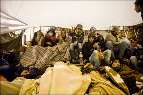 Les prostestants de la Caravane de la Libration  la place de la Kasbah  Tunis continuent leur sitin depuis cinq jours : ambiance nocturne avec les manifestants venus du sud ouestd e la Tunisie.