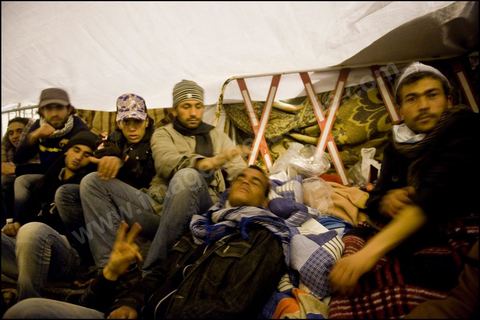 Les prostestants de la Caravane de la Libration  la place de la Kasbah  Tunis continuent leur sitin depuis cinq jours : ambiance nocturne avec les manifestants venus du sud ouestd e la Tunisie.