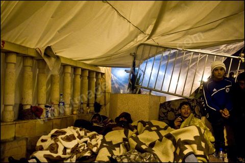 Les prostestants de la Caravane de la Libration  la place de la Kasbah  Tunis continuent leur sitin depuis cinq jours : ambiance nocturne avec les manifestants venus du sud ouestd e la Tunisie.
