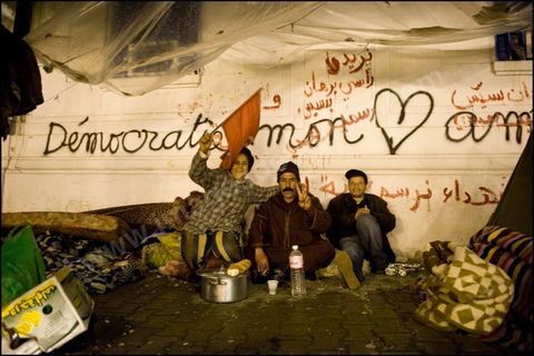 Les prostestants de la Caravane de la Libration  la place de la Kasbah  Tunis continuent leur sitin depuis cinq jours : ambiance nocturne avec les manifestants venus du sud ouestd e la Tunisie.