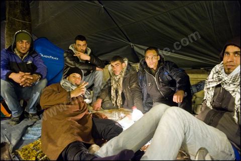 Les prostestants de la Caravane de la Libration  la place de la Kasbah  Tunis continuent leur sitin depuis cinq jours : ambiance nocturne avec les manifestants venus du sud ouestd e la Tunisie.