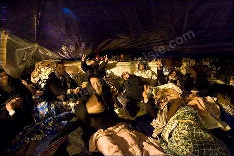 Les prostestants de la Caravane de la Libration  la place de la Kasbah  Tunis continuent leur sitin depuis cinq jours : ambiance nocturne avec les manifestants venus du sud ouestd e la Tunisie.