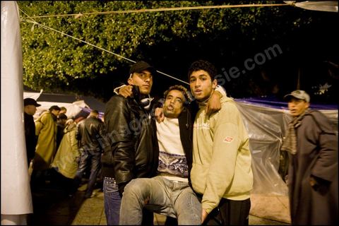 Les prostestants de la Caravane de la Libration  la place de la Kasbah  Tunis continuent leur sitin depuis cinq jours : ambiance nocturne avec les manifestants venus du sud ouestd e la Tunisie.