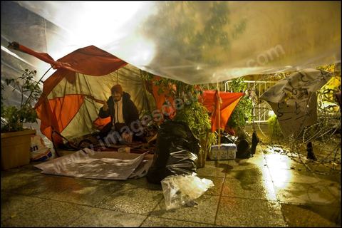 Les prostestants de la Caravane de la Libration  la place de la Kasbah  Tunis continuent leur sitin depuis cinq jours : ambiance nocturne avec les manifestants venus du sud ouestd e la Tunisie.
