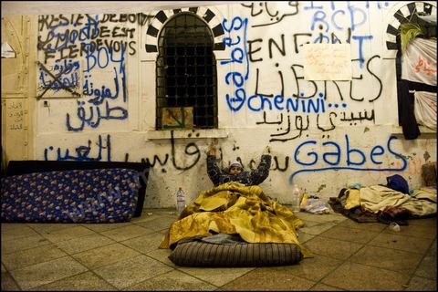 Les prostestants de la Caravane de la Libration  la place de la Kasbah  Tunis continuent leur sitin depuis cinq jours : ambiance nocturne avec les manifestants venus du sud ouestd e la Tunisie.