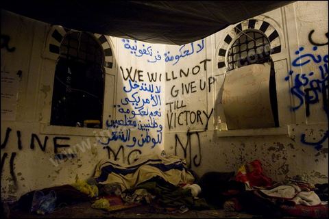 Les prostestants de la Caravane de la Libration  la place de la Kasbah  Tunis continuent leur sitin depuis cinq jours : ambiance nocturne avec les manifestants venus du sud ouestd e la Tunisie.