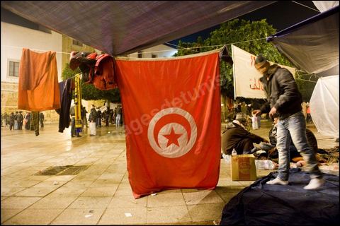 Les prostestants de la Caravane de la Libration  la place de la Kasbah  Tunis continuent leur sitin depuis cinq jours : ambiance nocturne avec les manifestants venus du sud ouestd e la Tunisie.