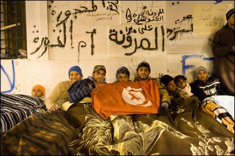 Les prostestants de la Caravane de la Libration  la place de la Kasbah  Tunis continuent leur sitin depuis cinq jours : ambiance nocturne avec les manifestants venus du sud ouestd e la Tunisie.