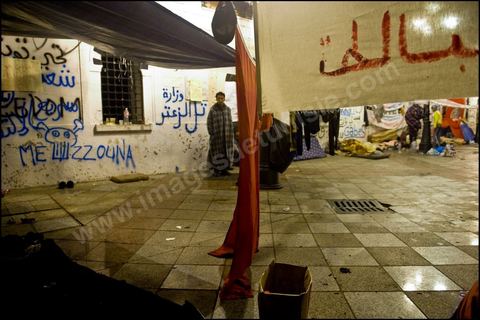Les prostestants de la Caravane de la Libration  la place de la Kasbah  Tunis continuent leur sitin depuis cinq jours : ambiance nocturne avec les manifestants venus du sud ouestd e la Tunisie.