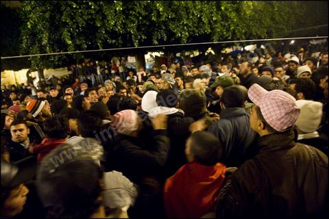 Les prostestants de la Caravane de la Libration  la place de la Kasbah  Tunis continuent leur sitin depuis cinq jours : ambiance nocturne avec les manifestants venus du sud ouestd e la Tunisie.