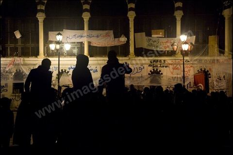 Les prostestants de la Caravane de la Libration  la place de la Kasbah  Tunis continuent leur sitin depuis cinq jours : ambiance nocturne avec les manifestants venus du sud ouestd e la Tunisie.