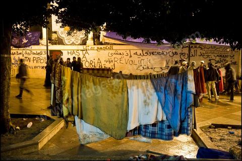 Les prostestants de la Caravane de la Libration  la place de la Kasbah  Tunis continuent leur sitin depuis cinq jours : ambiance nocturne avec les manifestants venus du sud ouestd e la Tunisie.