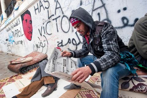 28 janvier : 6ème journée du sit in à la Kasbah de la Caravane de la Libération. Les jeunes manifestants font leur revue de presse du matin, jeunes et journaux tunisiens.