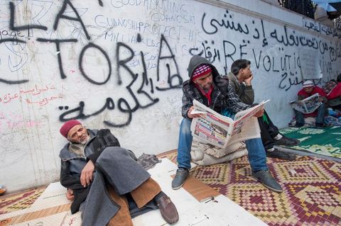28 janvier : 6ème journée du sit in à la Kasbah de la Caravane de la Libération. Les jeunes manifestants font leur revue de presse du matin, jeunes et journaux tunisiens.