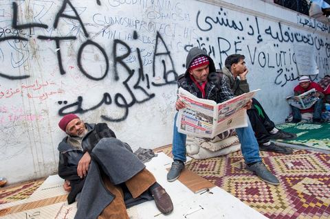 28 janvier : 6ème journée du sit in à la Kasbah de la Caravane de la Libération. Les jeunes manifestants font leur revue de presse du matin, jeunes et journaux tunisiens.