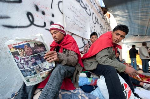 28 janvier : 6ème journée du sit in à la Kasbah de la Caravane de la Libération. Les jeunes manifestants font leur revue de presse du matin, jeunes et journaux tunisiens.