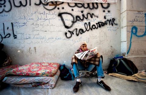 28 janvier : 6ème journée du sit in à la Kasbah de la Caravane de la Libération. Les jeunes manifestants font leur revue de presse du matin, jeunes et journaux tunisiens.