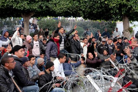 Late in the afternoon on January 28, young protesters who had infiltrated the peaceful Caravan of Liberation provoked police forces that had been on the scene since that morning, fully equipped with riot gear; The police attacked with dogs, tear gas, and batons and stormed Government Square, where peaceful protesters from the southwest had been holding a sit-in for six days. This operation resulted in the complete clearing of the square.
