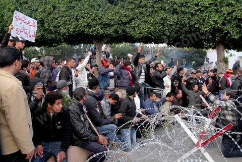 Late in the afternoon on January 28, young protesters who had infiltrated the peaceful Caravan of Liberation provoked police forces that had been on the scene since that morning, fully equipped with riot gear; The police attacked with dogs, tear gas, and batons and stormed Government Square, where peaceful protesters from the southwest had been holding a sit-in for six days. This operation resulted in the complete clearing of the square.
