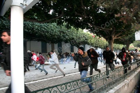 Late in the afternoon on January 28, young protesters who had infiltrated the peaceful Caravan of Liberation provoked police forces that had been on the scene since that morning, fully equipped with riot gear; The police attacked with dogs, tear gas, and batons and stormed Government Square, where peaceful protesters from the southwest had been holding a sit-in for six days. This operation resulted in the complete clearing of the square.
