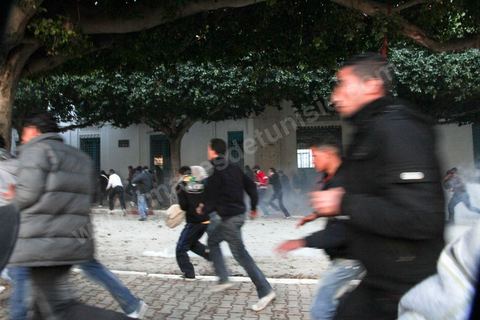 Late in the afternoon on January 28, young protesters who had infiltrated the peaceful Caravan of Liberation provoked police forces that had been on the scene since that morning, fully equipped with riot gear; The police attacked with dogs, tear gas, and batons and stormed Government Square, where peaceful protesters from the southwest had been holding a sit-in for six days. This operation resulted in the complete clearing of the square.