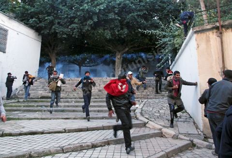 Late in the afternoon on January 28, young protesters who had infiltrated the peaceful Caravan of Liberation provoked police forces that had been on the scene since that morning, fully equipped with riot gear; The police attacked with dogs, tear gas, and batons and stormed Government Square, where peaceful protesters from the southwest had been holding a sit-in for six days. This operation resulted in the complete clearing of the square.