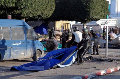Late in the afternoon on January 28, young protesters who had infiltrated the peaceful Caravan of Liberation provoked police forces that had been on the scene since that morning, fully equipped with riot gear; The police attacked with dogs, tear gas, and batons and stormed Government Square, where peaceful protesters from the southwest had been holding a sit-in for six days. This operation resulted in the complete clearing of the square.