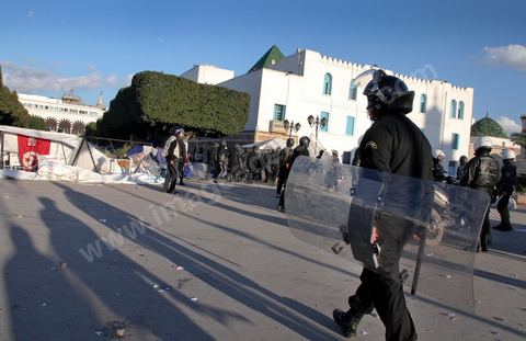 Late in the afternoon on January 28, young protesters who had infiltrated the peaceful Caravan of Liberation provoked police forces that had been on the scene since that morning, fully equipped with riot gear; The police attacked with dogs, tear gas, and batons and stormed Government Square, where peaceful protesters from the southwest had been holding a sit-in for six days. This operation resulted in the complete clearing of the square.