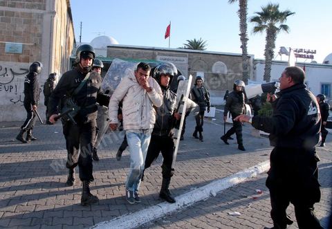 Late in the afternoon on January 28, young protesters who had infiltrated the peaceful Caravan of Liberation provoked police forces that had been on the scene since that morning, fully equipped with riot gear; The police attacked with dogs, tear gas, and batons and stormed Government Square, where peaceful protesters from the southwest had been holding a sit-in for six days. This operation resulted in the complete clearing of the square.