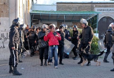 Late in the afternoon on January 28, young protesters who had infiltrated the peaceful Caravan of Liberation provoked police forces that had been on the scene since that morning, fully equipped with riot gear; The police attacked with dogs, tear gas, and batons and stormed Government Square, where peaceful protesters from the southwest had been holding a sit-in for six days. This operation resulted in the complete clearing of the square.