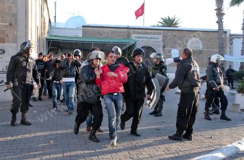 Late in the afternoon on January 28, young protesters who had infiltrated the peaceful Caravan of Liberation provoked police forces that had been on the scene since that morning, fully equipped with riot gear; The police attacked with dogs, tear gas, and batons and stormed Government Square, where peaceful protesters from the southwest had been holding a sit-in for six days. This operation resulted in the complete clearing of the square.