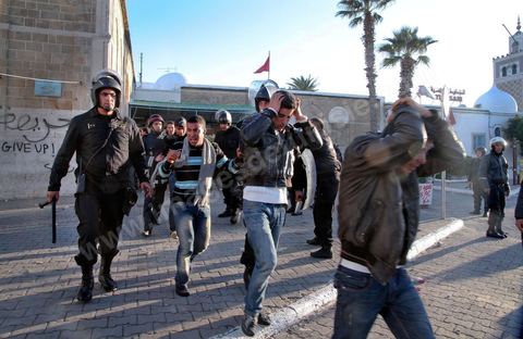 Late in the afternoon on January 28, young protesters who had infiltrated the peaceful Caravan of Liberation provoked police forces that had been on the scene since that morning, fully equipped with riot gear; The police attacked with dogs, tear gas, and batons and stormed Government Square, where peaceful protesters from the southwest had been holding a sit-in for six days. This operation resulted in the complete clearing of the square.