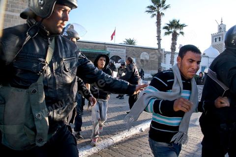 Late in the afternoon on January 28, young protesters who had infiltrated the peaceful Caravan of Liberation provoked police forces that had been on the scene since that morning, fully equipped with riot gear; The police attacked with dogs, tear gas, and batons and stormed Government Square, where peaceful protesters from the southwest had been holding a sit-in for six days. This operation resulted in the complete clearing of the square.