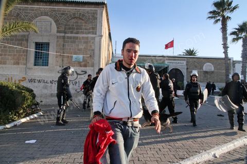 Late in the afternoon on January 28, young protesters who had infiltrated the peaceful Caravan of Liberation provoked police forces that had been on the scene since that morning, fully equipped with riot gear; The police attacked with dogs, tear gas, and batons and stormed Government Square, where peaceful protesters from the southwest had been holding a sit-in for six days. This operation resulted in the complete clearing of the square.