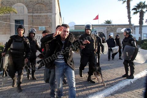 Late in the afternoon on January 28, young protesters who had infiltrated the peaceful Caravan of Liberation provoked police forces that had been on the scene since that morning, fully equipped with riot gear; The police attacked with dogs, tear gas, and batons and stormed Government Square, where peaceful protesters from the southwest had been holding a sit-in for six days. This operation resulted in the complete clearing of the square.