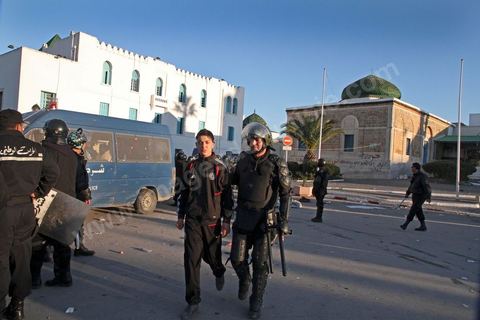 Late in the afternoon on January 28, young protesters who had infiltrated the peaceful Caravan of Liberation provoked police forces that had been on the scene since that morning, fully equipped with riot gear; The police attacked with dogs, tear gas, and batons and stormed Government Square, where peaceful protesters from the southwest had been holding a sit-in for six days. This operation resulted in the complete clearing of the square.