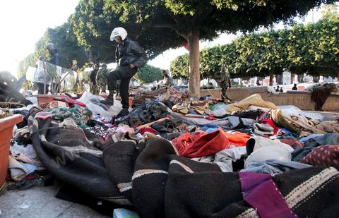 Late in the afternoon on January 28, young protesters who had infiltrated the peaceful Caravan of Liberation provoked police forces that had been on the scene since that morning, fully equipped with riot gear; The police attacked with dogs, tear gas, and batons and stormed Government Square, where peaceful protesters from the southwest had been holding a sit-in for six days. This operation resulted in the complete clearing of the square.