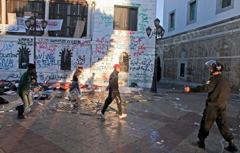 Late in the afternoon on January 28, young protesters who had infiltrated the peaceful Caravan of Liberation provoked police forces that had been on the scene since that morning, fully equipped with riot gear; The police attacked with dogs, tear gas, and batons and stormed Government Square, where peaceful protesters from the southwest had been holding a sit-in for six days. This operation resulted in the complete clearing of the square.