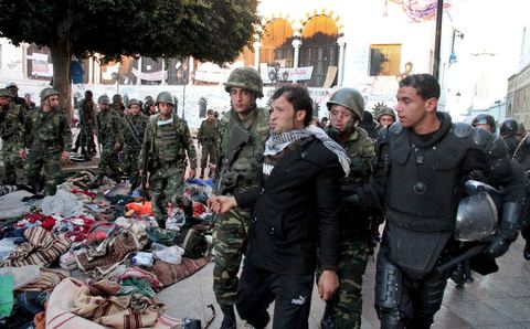Late in the afternoon on January 28, young protesters who had infiltrated the peaceful Caravan of Liberation provoked police forces that had been on the scene since that morning, fully equipped with riot gear; The police attacked with dogs, tear gas, and batons and stormed Government Square, where peaceful protesters from the southwest had been holding a sit-in for six days. This operation resulted in the complete clearing of the square.