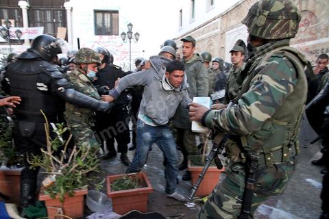 Late in the afternoon on January 28, young protesters who had infiltrated the peaceful Caravan of Liberation provoked police forces that had been on the scene since that morning, fully equipped with riot gear; The police attacked with dogs, tear gas, and batons and stormed Government Square, where peaceful protesters from the southwest had been holding a sit-in for six days. This operation resulted in the complete clearing of the square.