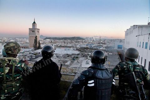 Late in the afternoon on January 28, young protesters who had infiltrated the peaceful Caravan of Liberation provoked police forces that had been on the scene since that morning, fully equipped with riot gear; The police attacked with dogs, tear gas, and batons and stormed Government Square, where peaceful protesters from the southwest had been holding a sit-in for six days. This operation resulted in the complete clearing of the square.