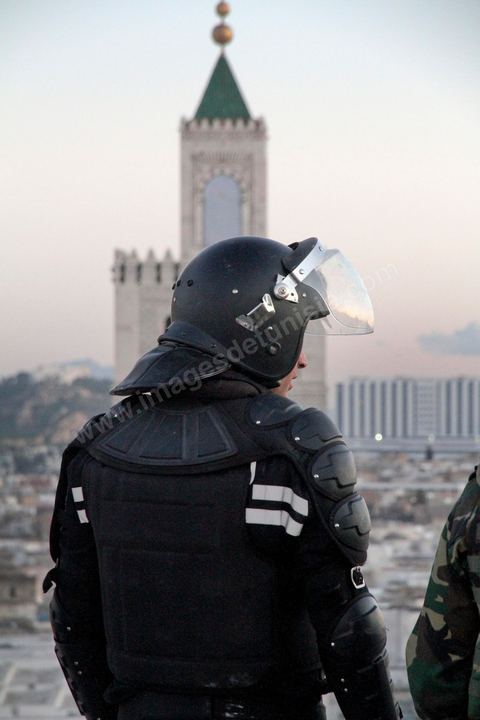 Late in the afternoon on January 28, young protesters who had infiltrated the peaceful Caravan of Liberation provoked police forces that had been on the scene since that morning, fully equipped with riot gear; The police attacked with dogs, tear gas, and batons and stormed Government Square, where peaceful protesters from the southwest had been holding a sit-in for six days. This operation resulted in the complete clearing of the square.