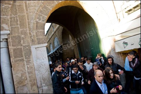 Police forces launched a final assault to clear the Kasbah on January 28, 2011. The protesters were pushed back into the alleys of the Tunis medina and pursued all the way to Habib Bourguiba Avenue and its surrounding streets.